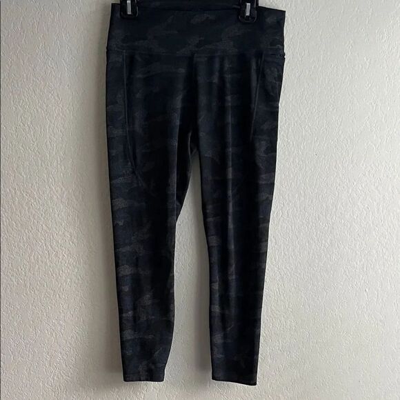 Vuori Pants - Vuroi Women's Black and Gray  Camouflage Leggings in Size L